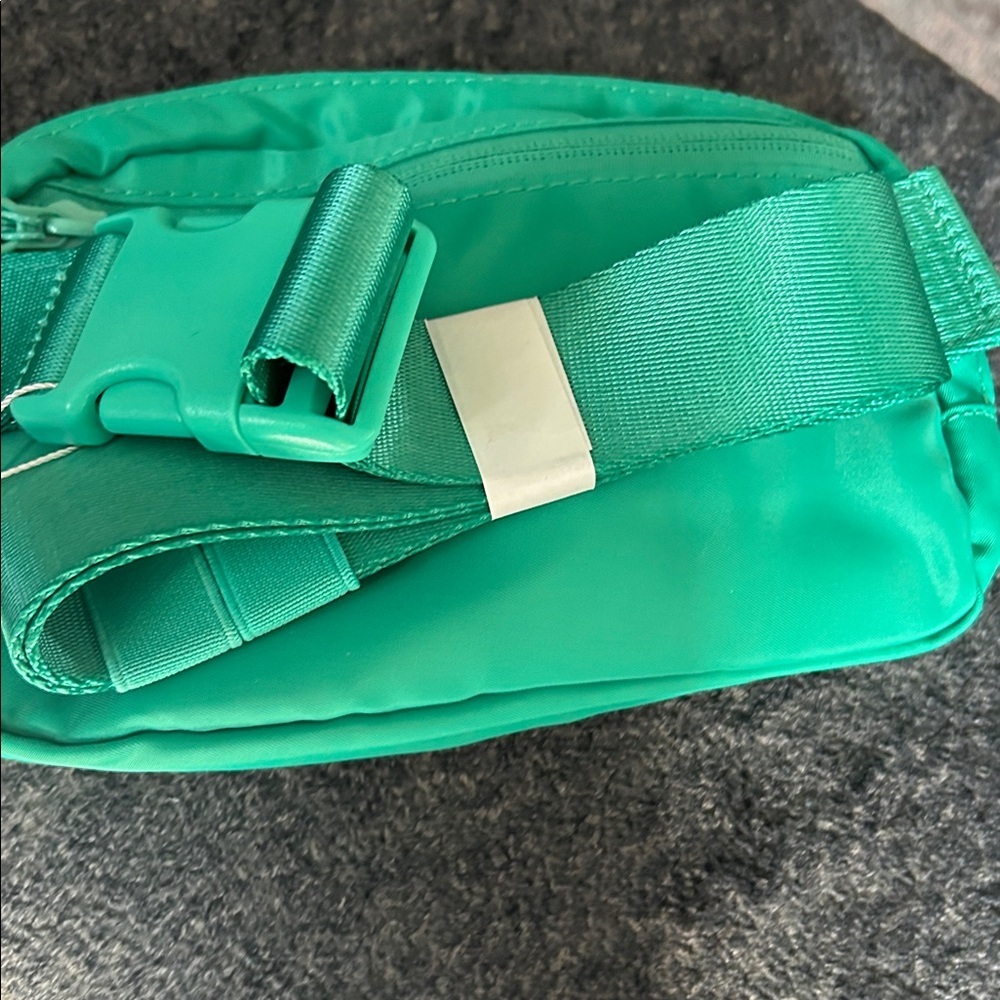 Lululemon NWT PARADISE Green belt bag. Silver hardware. - Picture 4 of 6